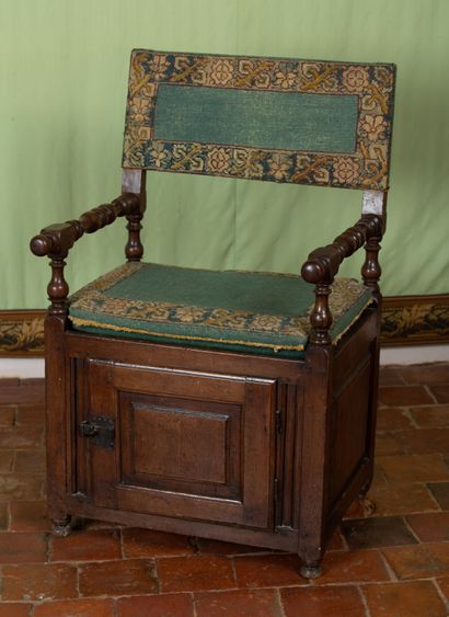 null Fauteuil d'aisance ou fauteuil formant boite à sel, en chêne mouluré et sculpté,...