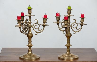 Paire de candélabres en bronze et laiton....