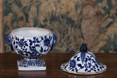 null Pot couvert en porcelaine à décor en camaïeu bleu de branchages fleuris et oiseaux....