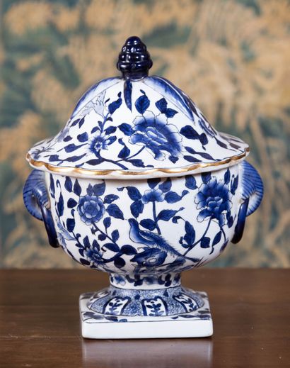 null Pot couvert en porcelaine à décor en camaïeu bleu de branchages fleuris et oiseaux....