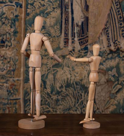 null Deux mannequins de peintre articulés en bois, sur présentoirs. 

H_56 cm et...