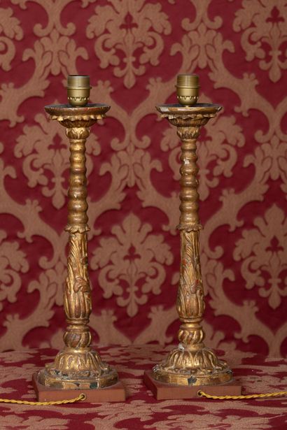 null Paire de porte-lumières en bois doré.

XVIIIème siècle. 

H_49 cm, montés en...
