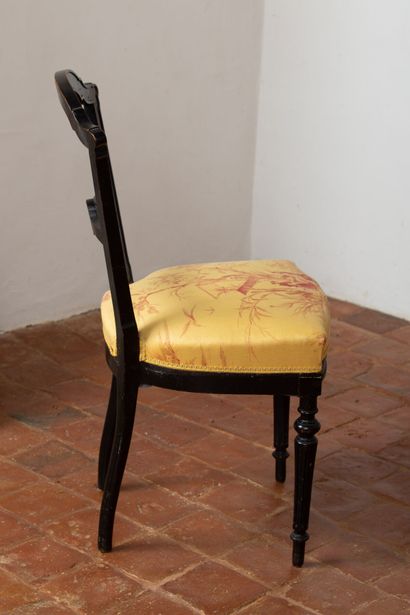 null Paire de chaises en bois noirci et cartouche doré.

Epoque Napoléon III.

Garniture...