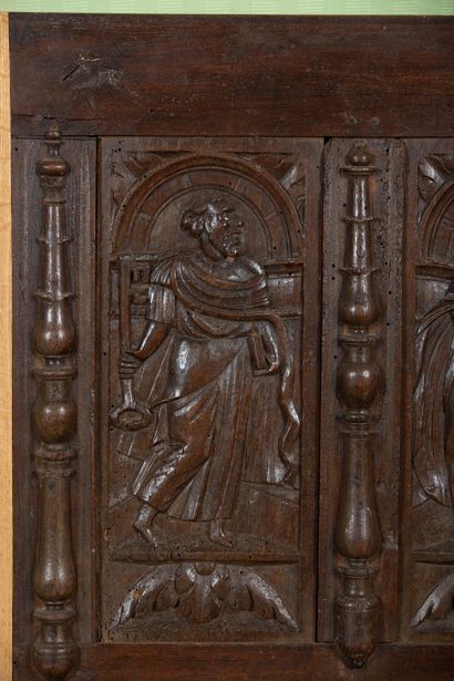 null Paire de panneaux en chêne sculpté à décor de saints personnages. 

XVIIème...