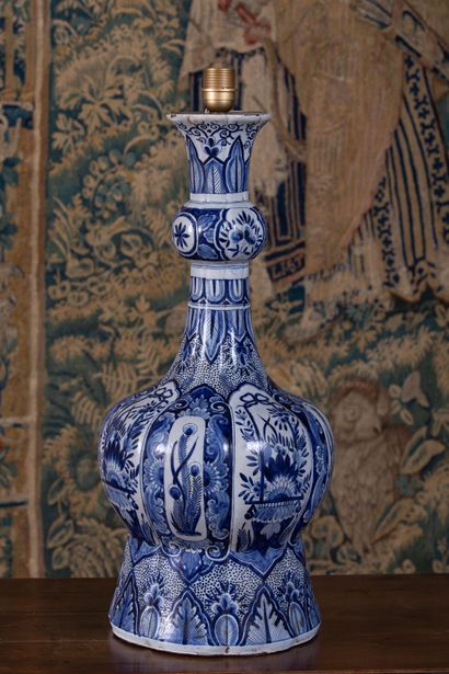 null DELFT, genre de. 

Important vase en faïence à décor floral en camaïeu bleu....