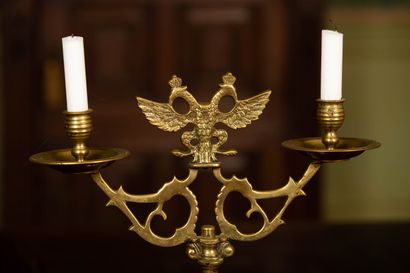 null Paire de candélabres en bronze et laiton à deux bras de lumière, surmonté d'un...