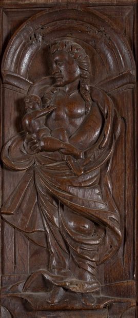 null Panneau en chêne sculpté figurant une Vierge à l'enfant. 

XVIIème siècle. 

H_46...