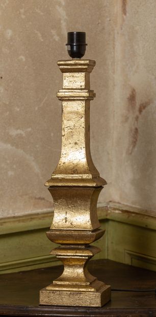 null Pied de lampe en composition doré, de forme balustre. 

H_51 cm.