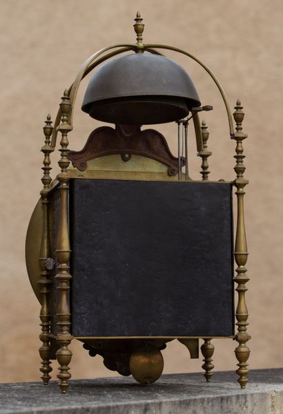  Grande pendule capucine en bronze et étain. 
Le cadran signé Leroux Royer à Paris....