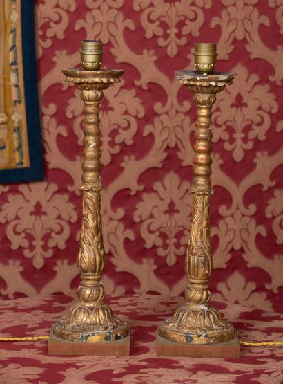 null Paire de porte-lumières en bois doré.

XVIIIème siècle. 

H_49 cm, montés en...