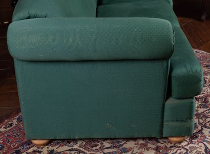null Paire de canapés modernes garnis de tissu vert, reposant sur des pieds en bois...