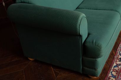 null Paire de canapés modernes garnis de tissu vert, reposant sur des pieds en bois...