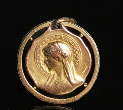 null Médaille en or jaune au profil de la Vierge, la bélière en métal.

Signée "Tairac".

Poids...