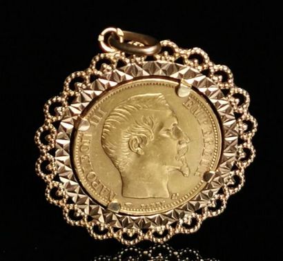 null Pendentif ajouré en or jaune orné d'une pièce de 20 francs or Napoléon III.

D_3cm....