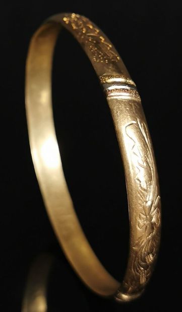 null 
Bracelet rigide en or jaune à décor végétal.




D_ 7,5cm. 




15.34 grammes,...