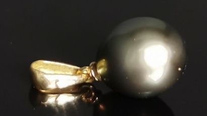 null Pendentif en or jaune orné d'une perle de Tahiti.

Poids brut : 1,59 gramme