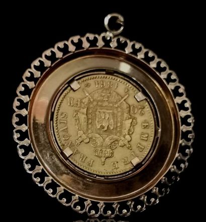 null Pendentif en or jaune orné d'une pièce de 20 francs or Napoléon III.

1861.

D_3,8cm.

10,97...