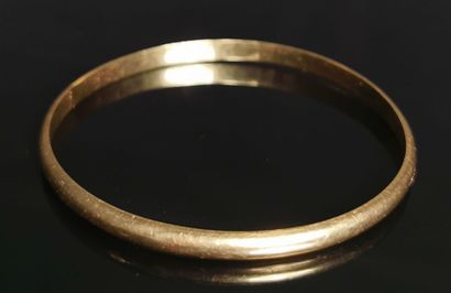 null 
Bracelet jonc en or jaune.




25,93 grammes



D_6.8 cm
