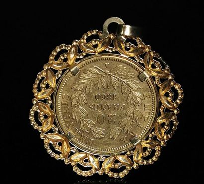null Pendentif en or jaune orné d'une pièce de 20 francs or Napoléon III.

D_3cm....