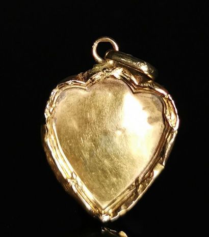 null Pendentif en or jaune figurant un coeur gravé d'une fleur.

1,50 gramme