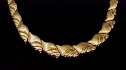 null Collier articulé en or jaune à motif de coquillage. 

L_ 40cm.

43,97 gramm...