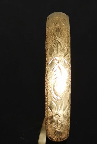 null 
Bracelet rigide en or jaune à motif végétal.



D_6.5 cm.


18,93 grammes
