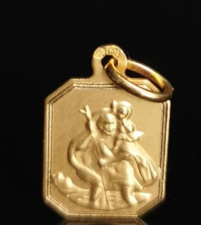 null Médaille en or jaune figurant St Christophe porteur du Christ.

1,44 gramme