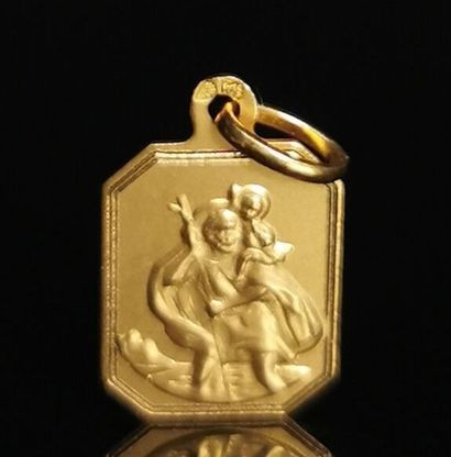 null Médaille en or jaune figurant St Christophe porteur du Christ.

1,44 gramme