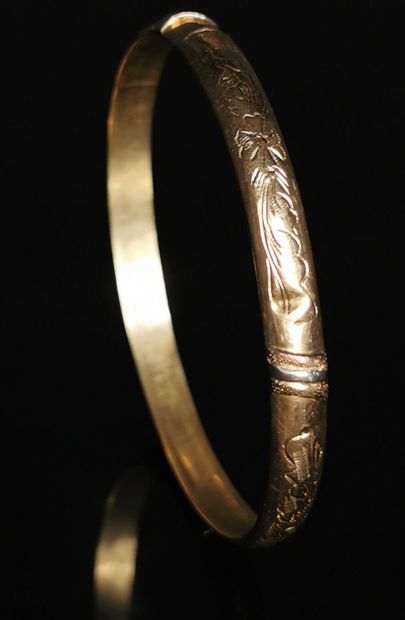 null 
Bracelet rigide en or jaune à décor végétal.




D_ 7,5cm. 




16,05 grammes,...