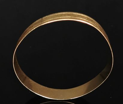 null 
Bracelet rigide en or jaune à décor géométrique.



D_6.4 cm.


19,12 grammes,...