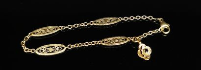 null Bracelet en or jaune filigrané orné d'un pendentif serti d'un petit saphir.

L...