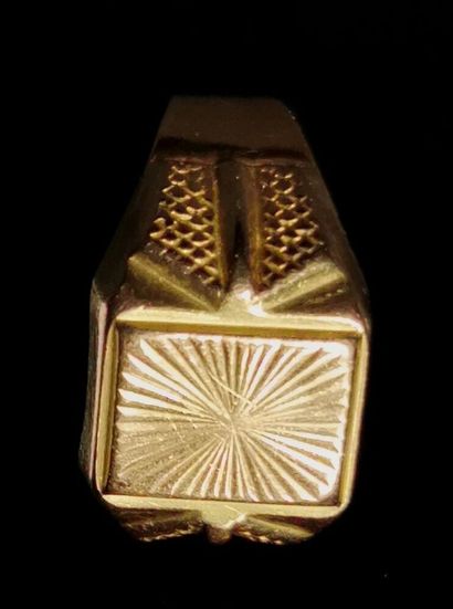 null Chevalière coupée en or jaune à motif rayonnant.

3,74 grammes
