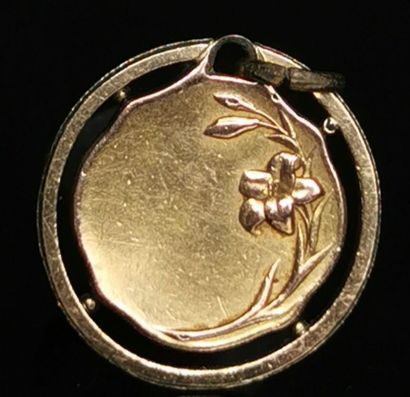 null Médaille en or jaune au profil de la Vierge, la bélière en métal.

Signée "Tairac".

Poids...