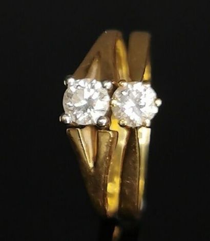 null Bague en or jaune ornée de deux diamants pesant environ 0.1 carat.

Tour de...