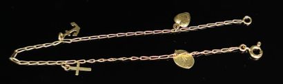 null Bracelet en or jaune à maille cheval orné de quatre breloques.

L_17cm.

1,66...