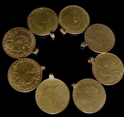 null Huit pièces de 10 francs or au coq montées en pendentif 

25,94 grammes