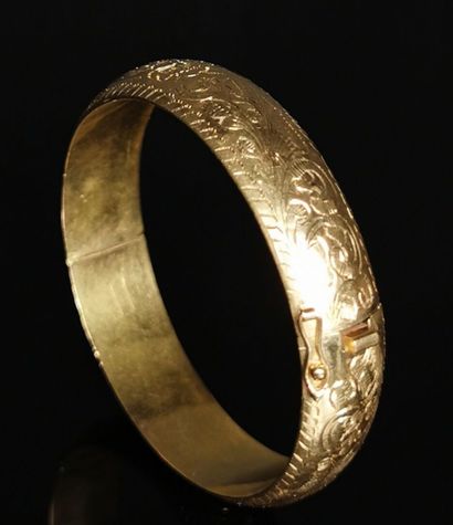 null 
Bracelet semi-rigide en or jaune à décor d'enroulements.



D_6.2 cm.


25,78...