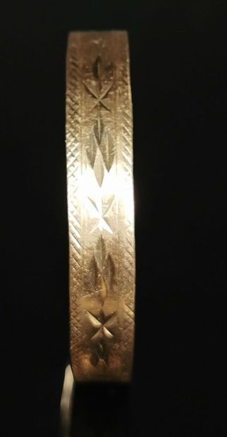 null 
Bracelet rigide en or jaune à décor géométrique.



D_6.4 cm.


19,12 grammes,...
