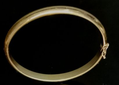 Bracelet jonc en or.

D_6,2cm.

14,86 gr...