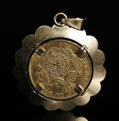 null Pendentif en or jaune ornée d'une pièce de 20 francs or Leopold II Roi des Belges.

1875.

D_...