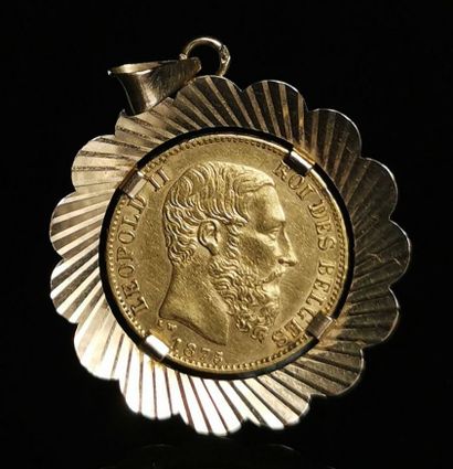 null Pendentif en or jaune ornée d'une pièce de 20 francs or Leopold II Roi des Belges.

1875.

D_...