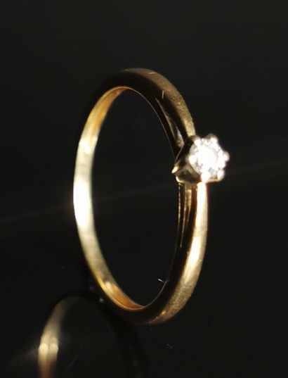 null Bague solitaire en or jaune ornée d'un diamant pesant environ 0.05 carat.

Tour...