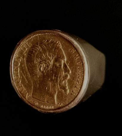null Chevalière en or jaune ornée d'une pièce de 20 francs or Napoléon III.

21.55...