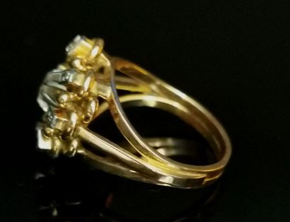 null Bague en or jaune ornée d'un diamant pesant environ 0.05 carat, entouré de huit...