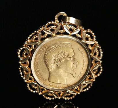 null Pendentif en or jaune orné d'une pièce de 20 francs or Napoléon III.

D_3cm....
