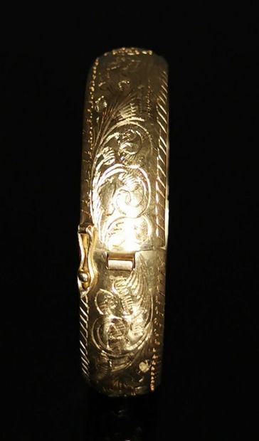 null 
Bracelet semi-rigide en or jaune à décor d'enroulements.



D_6.2 cm.


25,78...