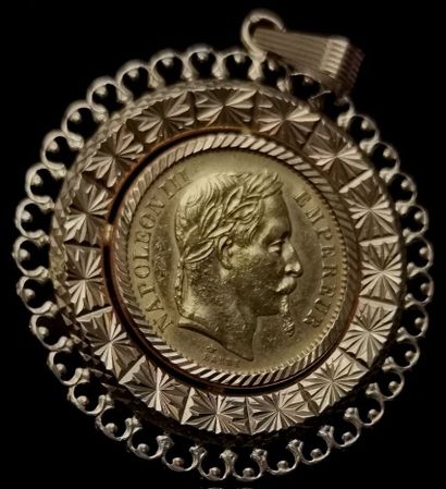null Pendentif en or jaune orné d'une pièce de 20 francs or Napoléon III.

1861.

D_3,8cm.

10,97...