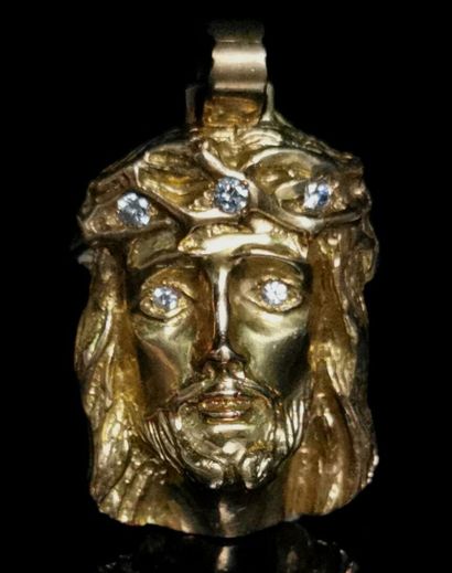 null Pendentif en or jaune figurant la tête du Christ ornée de cinq petits diamants.

Poids...