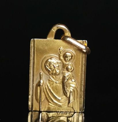 null Médaille en or jaune figurant St Christophe porteur du Christ.

Signée "Clauriot"...