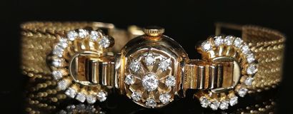 null DREFFA, à Genève.

Montre bijou de dame "à secret". en or jaune ornée d'un diamant...